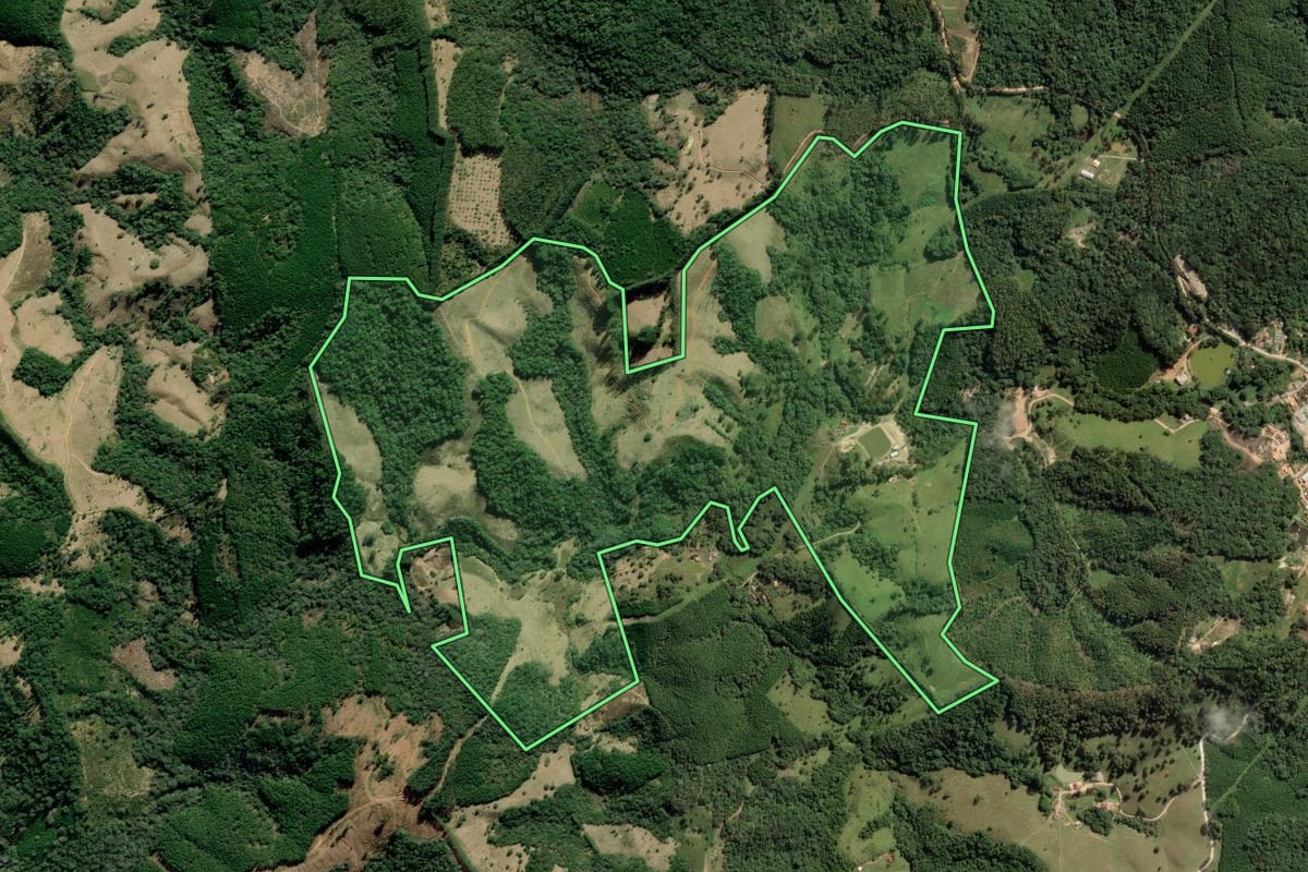Imagem de satélite do imóvel rural em Barra do Chapéu (SP), com o contorno declarado no CAR desenhado por cima.
