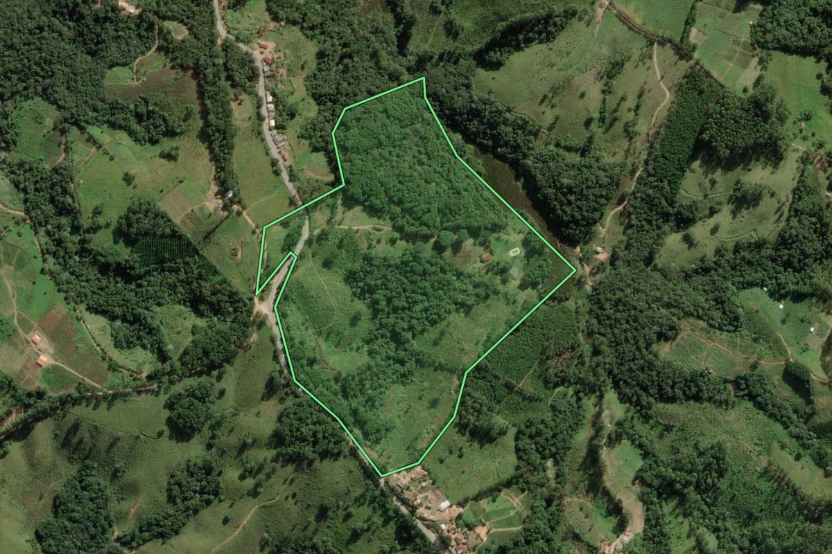 Imagem de satélite do imóvel rural em Barra do Chapéu (SP), com o contorno declarado no CAR desenhado por cima.