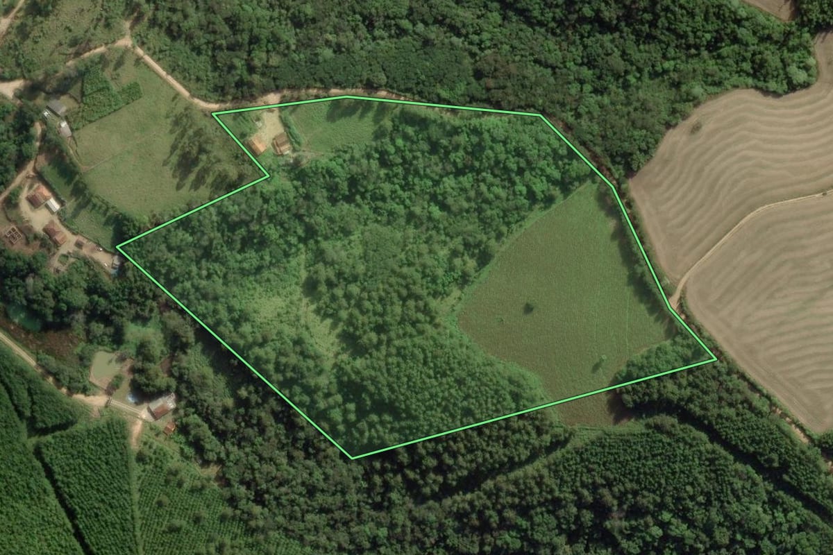 Imagem de satélite do imóvel rural em Barra do Chapéu (SP), com o contorno declarado no CAR desenhado por cima.