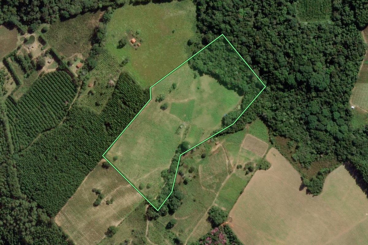 Imagem de satélite do imóvel rural em Barra do Chapéu (SP), com o contorno declarado no CAR desenhado por cima.