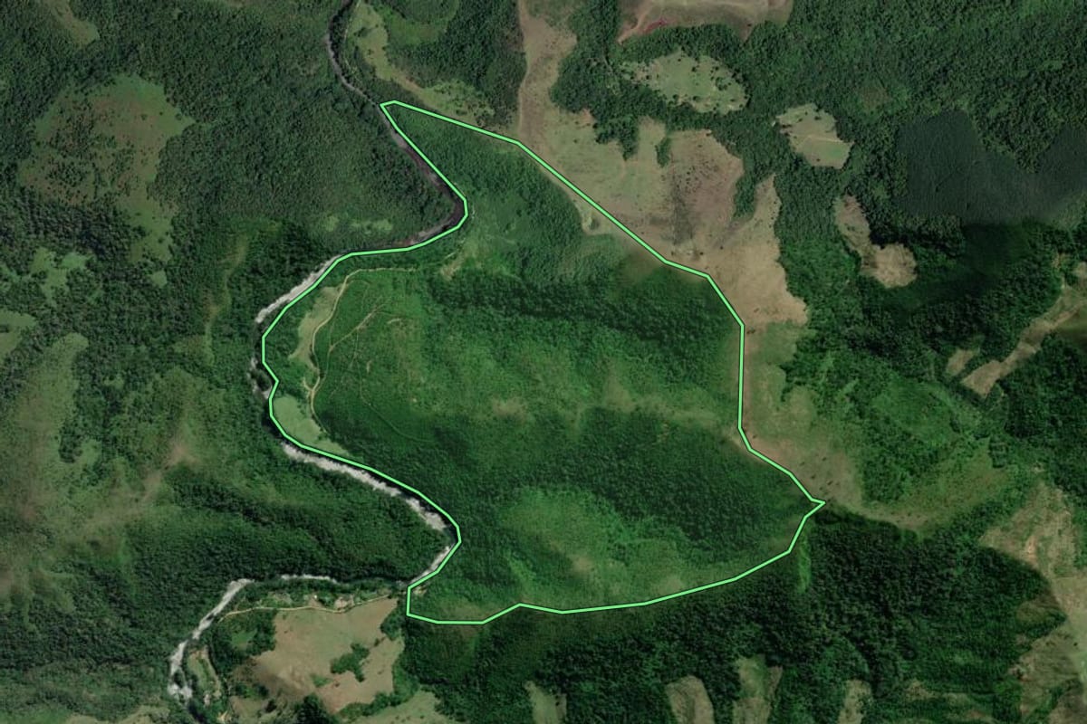 Imagem de satélite do imóvel rural em Barra do Turvo (SP), com o contorno declarado no CAR desenhado por cima.
