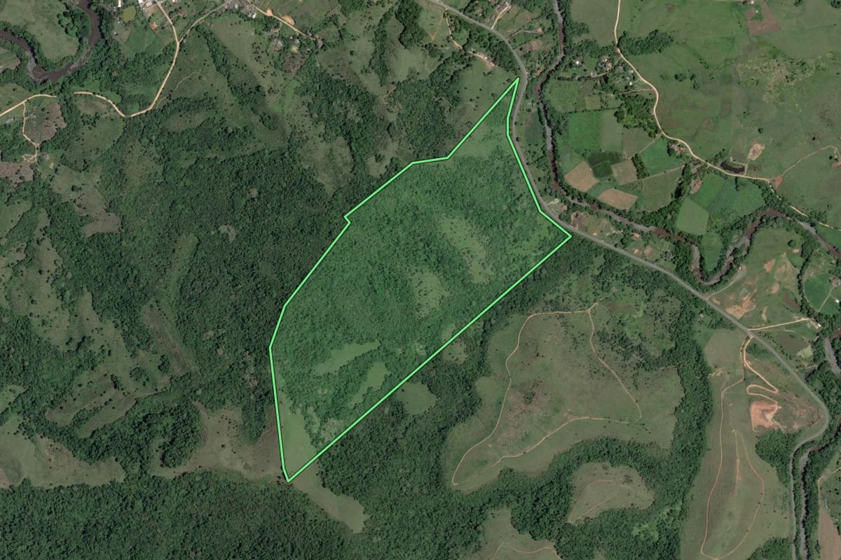 Imagem de satélite do imóvel rural em Barra do Turvo (SP), com o contorno declarado no CAR desenhado por cima.