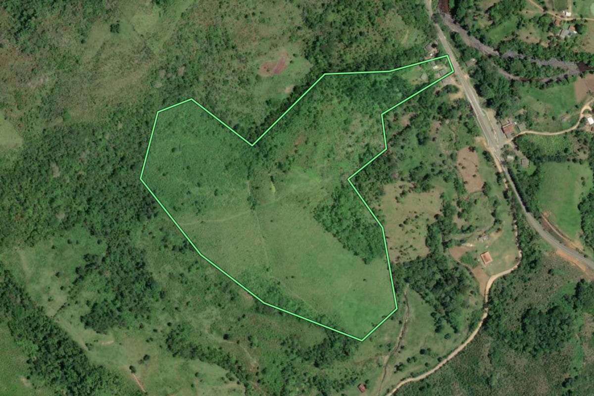 Imagem de satélite do imóvel rural em Barra do Turvo (SP), com o contorno declarado no CAR desenhado por cima.
