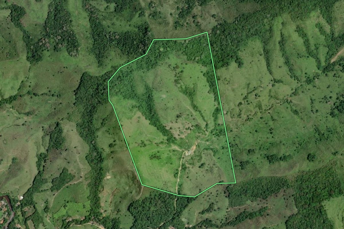 Imagem de satélite do imóvel rural em Barra do Turvo (SP), com o contorno declarado no CAR desenhado por cima.