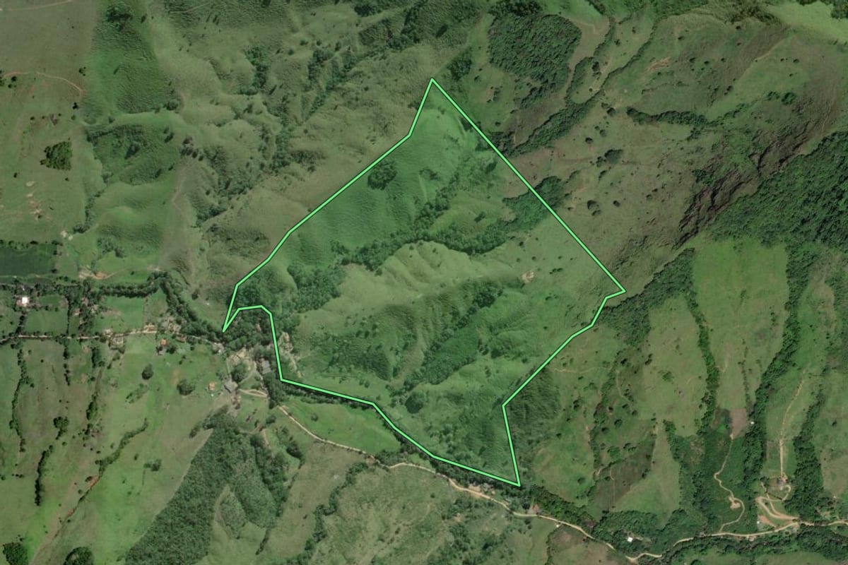 Imagem de satélite do imóvel rural em Barra do Turvo (SP), com o contorno declarado no CAR desenhado por cima.