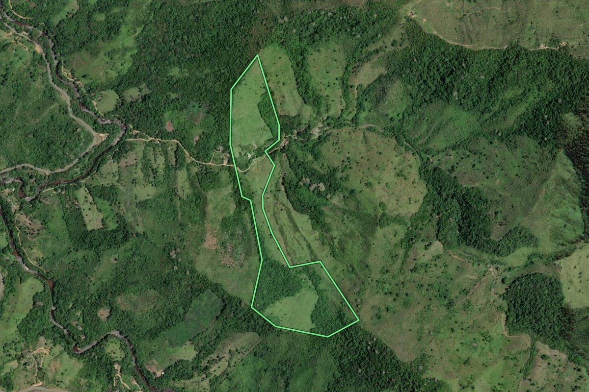 Imagem de satélite do imóvel rural em Barra do Turvo (SP), com o contorno declarado no CAR desenhado por cima.