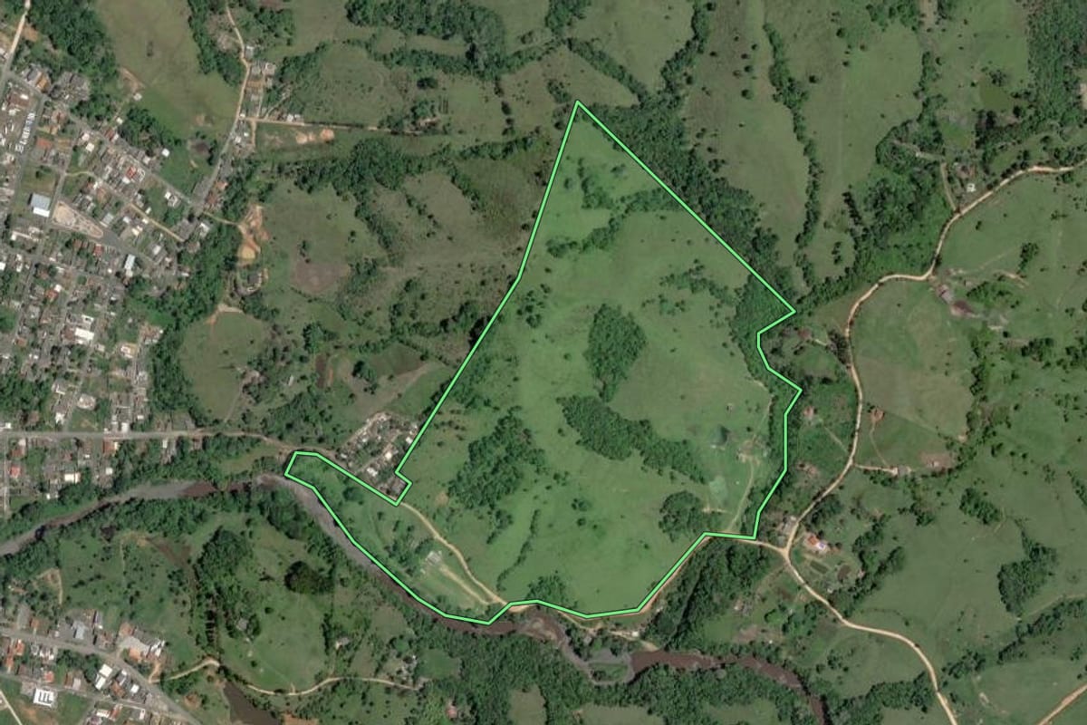 Imagem de satélite do imóvel rural em Barra do Turvo (SP), com o contorno declarado no CAR desenhado por cima.