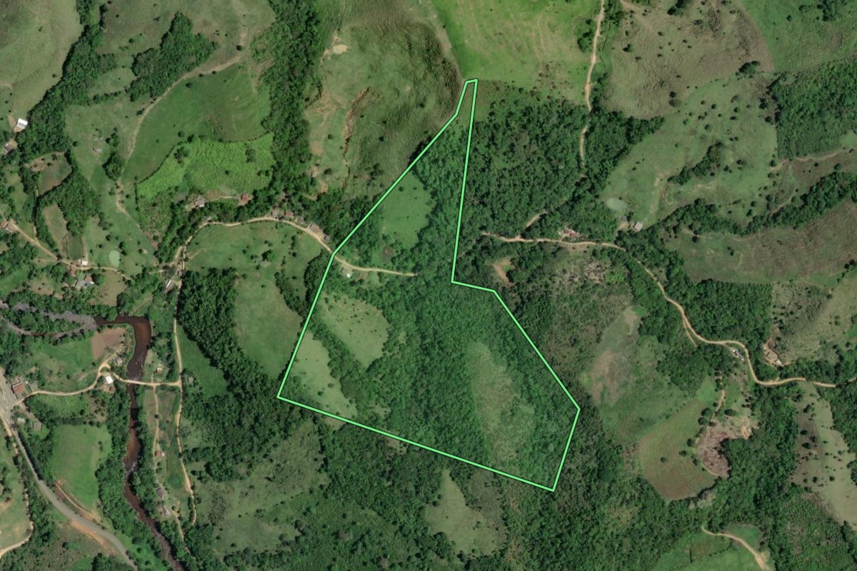 Imagem de satélite do imóvel rural em Barra do Turvo (SP), com o contorno declarado no CAR desenhado por cima.