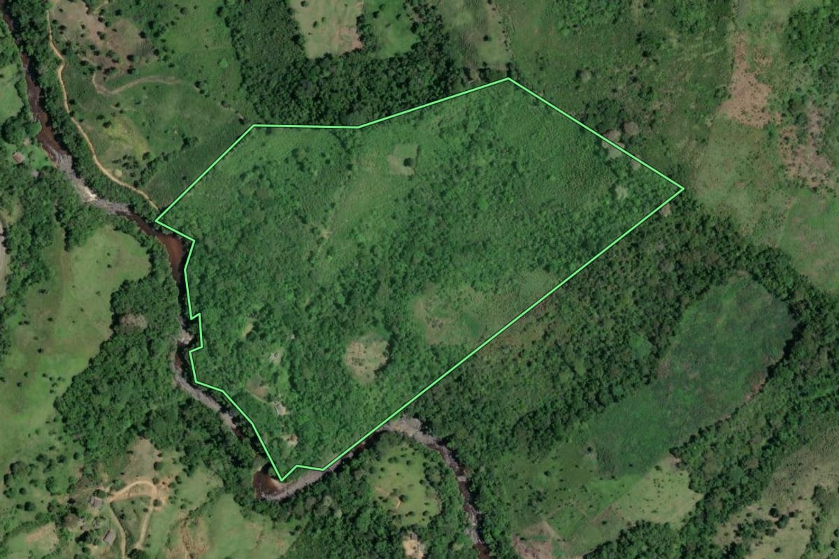 Imagem de satélite do imóvel rural em Barra do Turvo (SP), com o contorno declarado no CAR desenhado por cima.