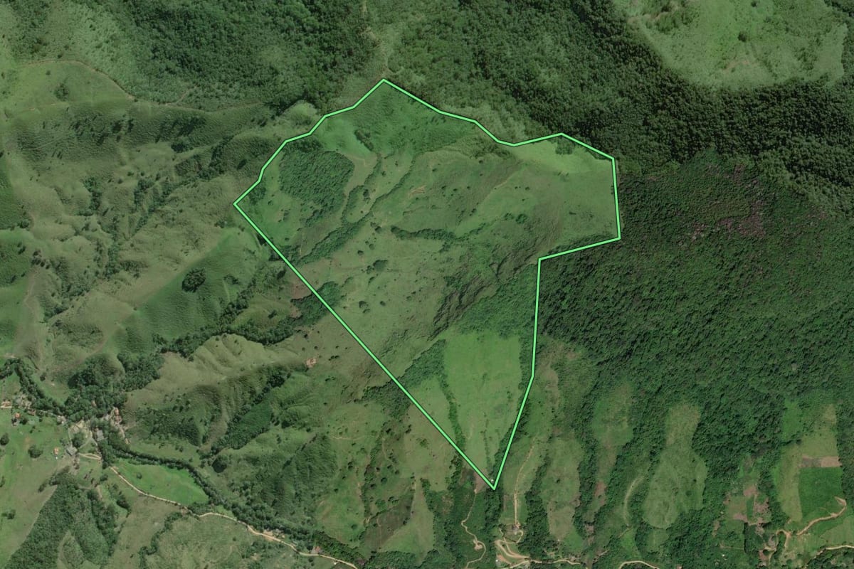 Imagem de satélite do imóvel rural em Barra do Turvo (SP), com o contorno declarado no CAR desenhado por cima.