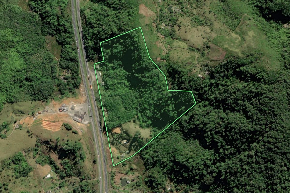 Imagem de satélite do imóvel rural em Barra do Turvo (SP), com o contorno declarado no CAR desenhado por cima.