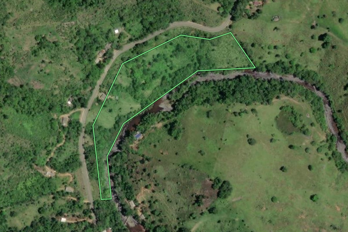 Imagem de satélite do imóvel rural em Barra do Turvo (SP), com o contorno declarado no CAR desenhado por cima.