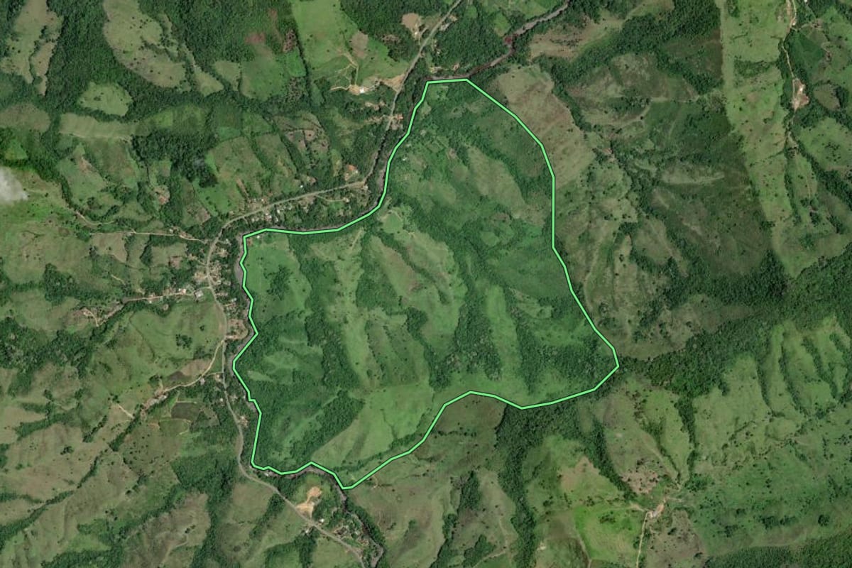 Imagem de satélite do imóvel rural em Barra do Turvo (SP), com o contorno declarado no CAR desenhado por cima.