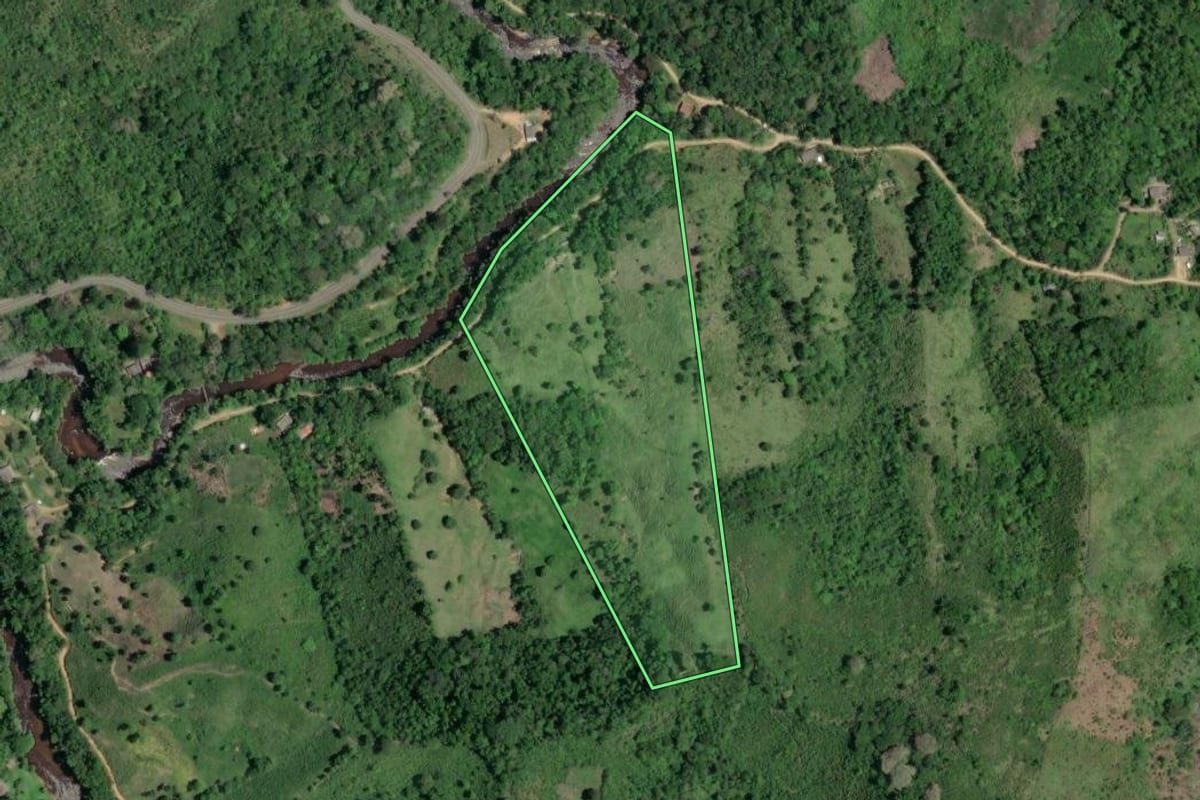 Imagem de satélite do imóvel rural em Barra do Turvo (SP), com o contorno declarado no CAR desenhado por cima.