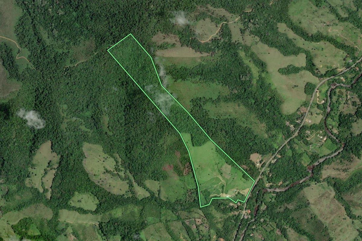 Imagem de satélite do imóvel rural em Barra do Turvo (SP), com o contorno declarado no CAR desenhado por cima.