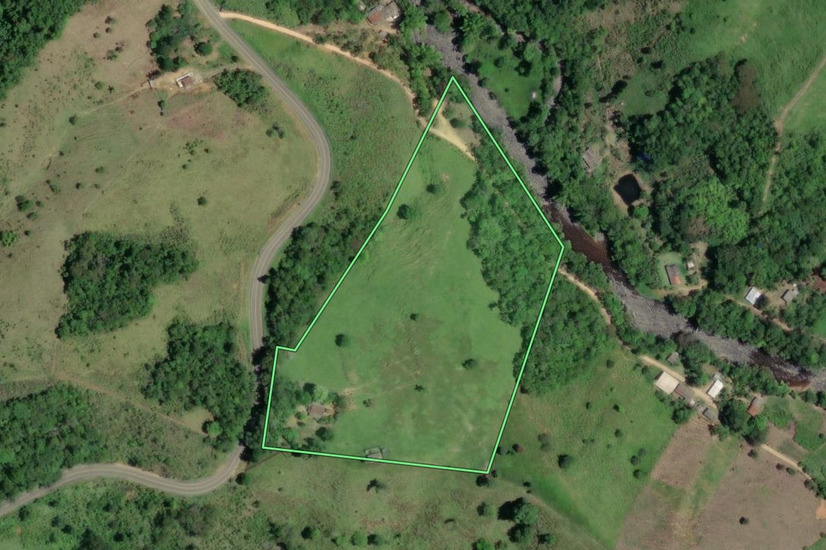 Imagem de satélite do imóvel rural em Barra do Turvo (SP), com o contorno declarado no CAR desenhado por cima.
