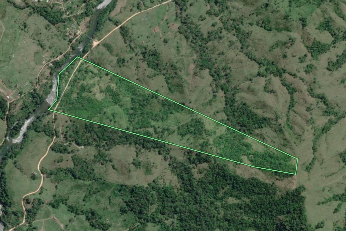 Imagem de satélite do imóvel rural em Barra do Turvo (SP), com o contorno declarado no CAR desenhado por cima.