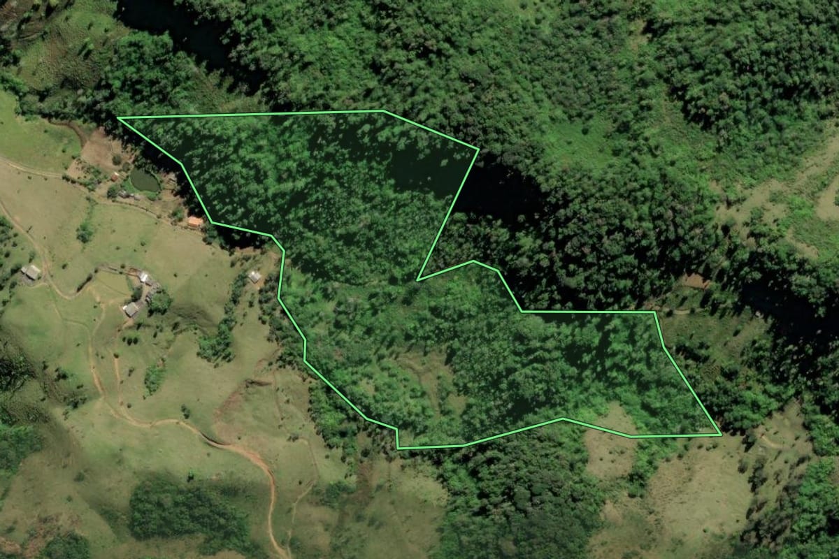 Imagem de satélite do imóvel rural em Barra do Turvo (SP), com o contorno declarado no CAR desenhado por cima.
