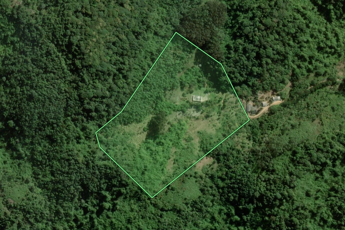 Imagem de satélite do imóvel rural em Barra do Turvo (SP), com o contorno declarado no CAR desenhado por cima.