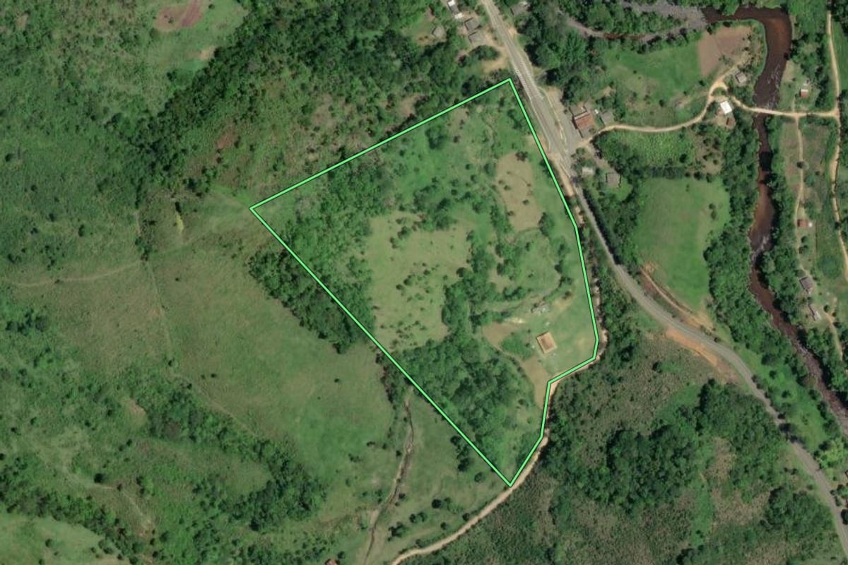 Imagem de satélite do imóvel rural em Barra do Turvo (SP), com o contorno declarado no CAR desenhado por cima.