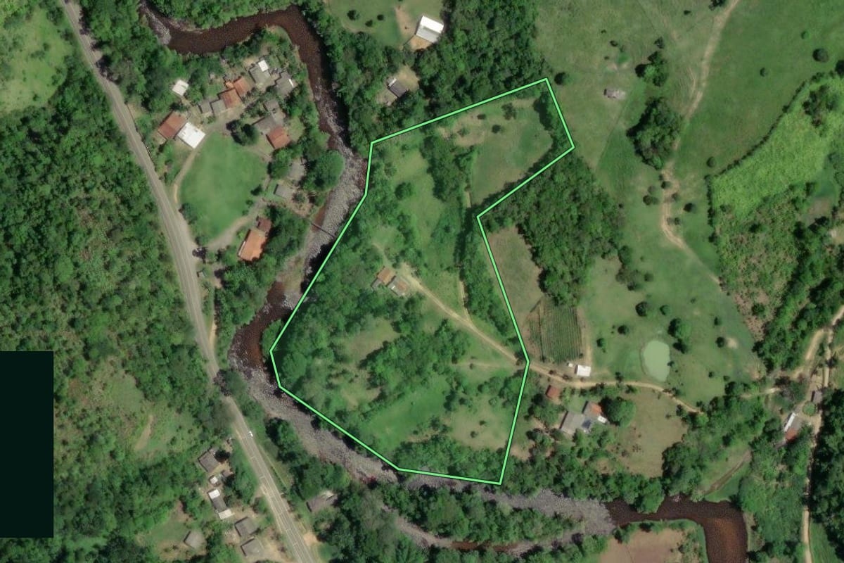 Imagem de satélite do imóvel rural em Barra do Turvo (SP), com o contorno declarado no CAR desenhado por cima.