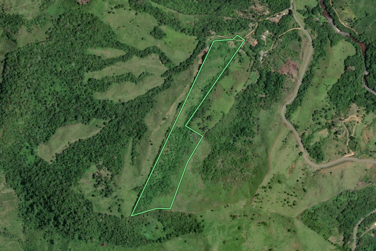 Imagem de satélite do imóvel rural em Barra do Turvo (SP), com o contorno declarado no CAR desenhado por cima.