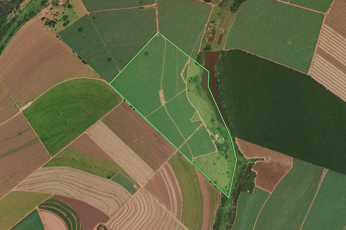 Imagem de satélite do imóvel rural em Barretos (SP), com o contorno declarado no CAR desenhado por cima.