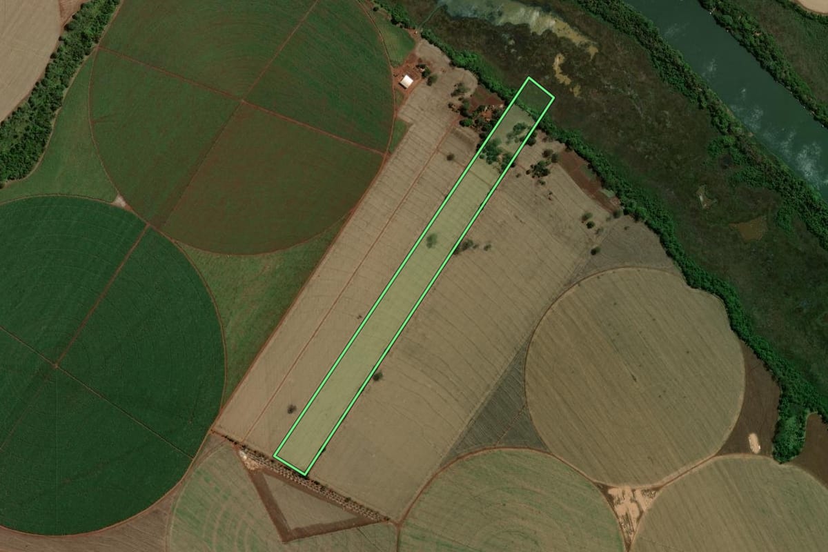 Imagem de satélite do imóvel rural em Barretos (SP), com o contorno declarado no CAR desenhado por cima.