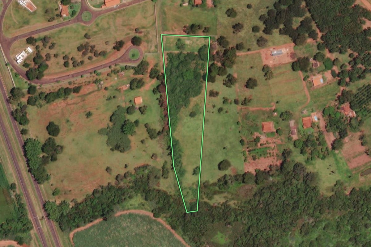 Imagem de satélite do imóvel rural em Barretos (SP), com o contorno declarado no CAR desenhado por cima.