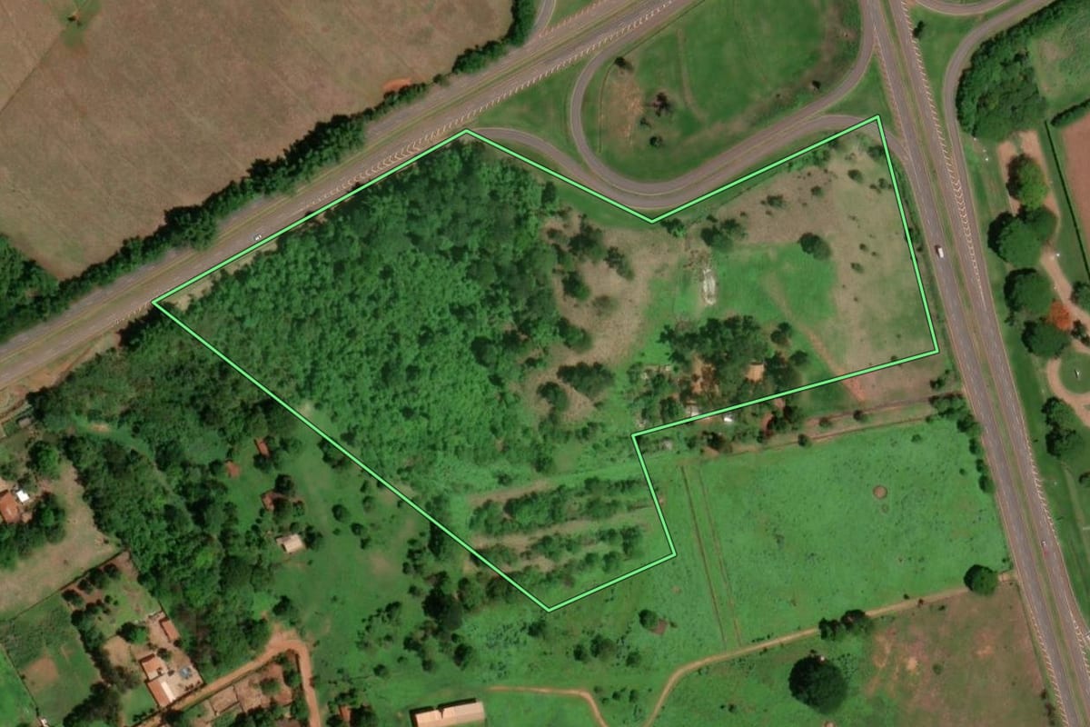 Imagem de satélite do imóvel rural em Barretos (SP), com o contorno declarado no CAR desenhado por cima.