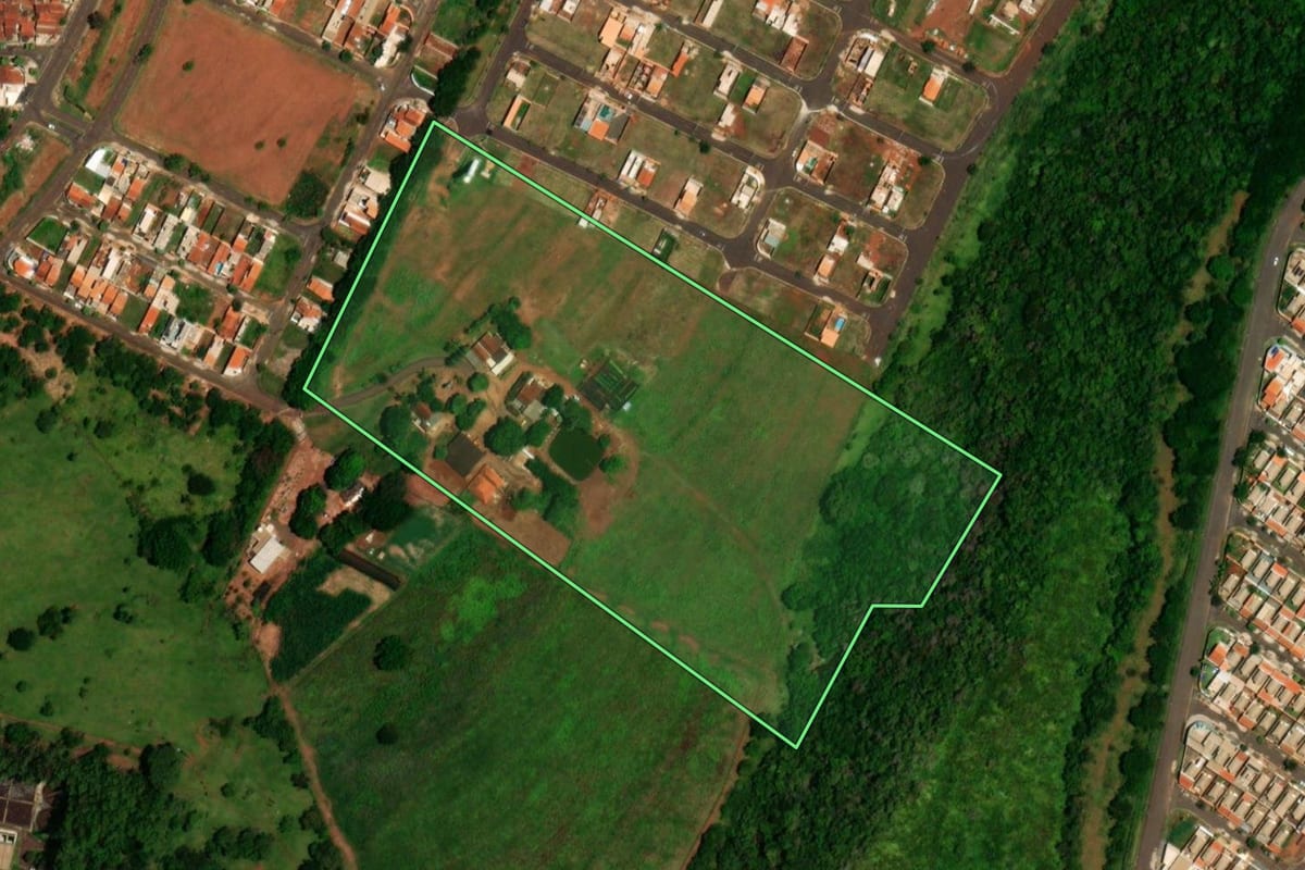 Imagem de satélite do imóvel rural em Barretos (SP), com o contorno declarado no CAR desenhado por cima.