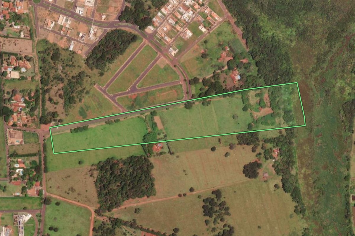 Imagem de satélite do imóvel rural em Barretos (SP), com o contorno declarado no CAR desenhado por cima.