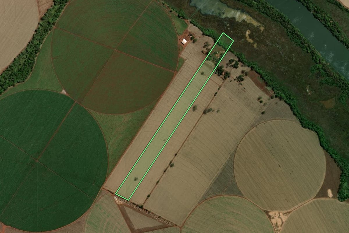 Imagem de satélite do imóvel rural em Barretos (SP), com o contorno declarado no CAR desenhado por cima.