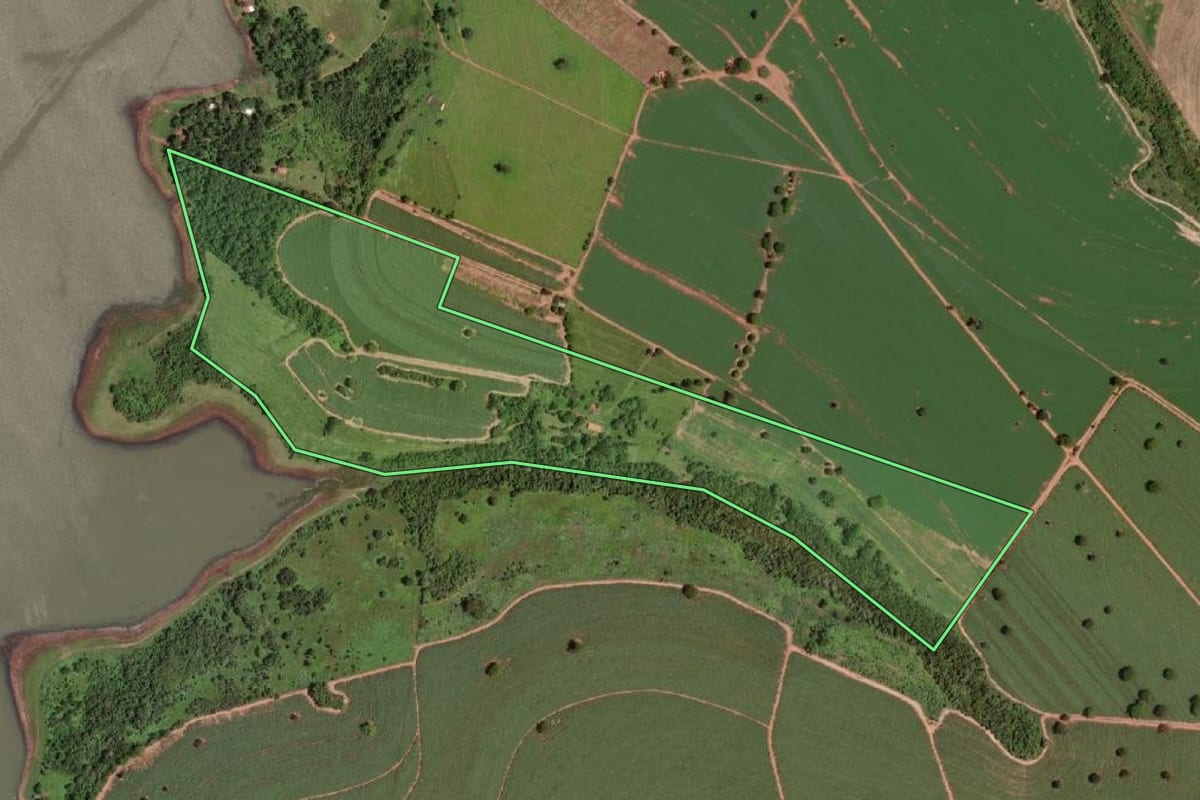 Imagem de satélite do imóvel rural em Barretos (SP), com o contorno declarado no CAR desenhado por cima.
