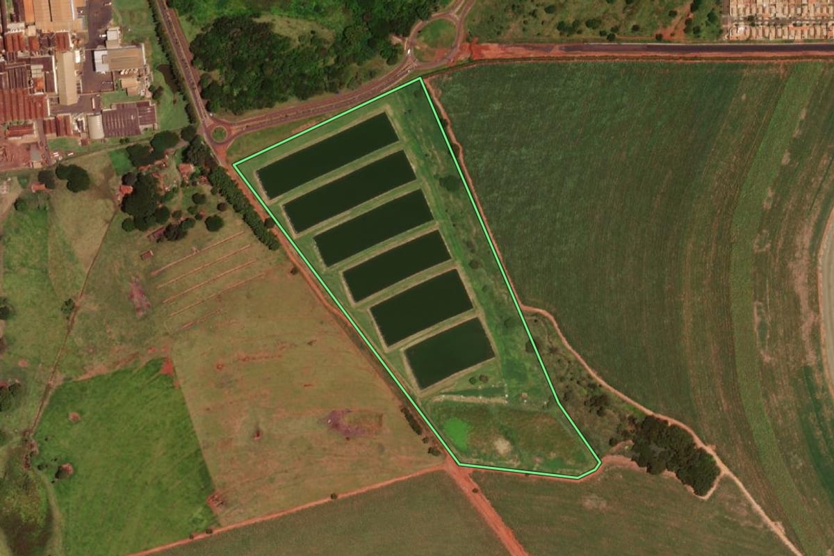Imagem de satélite do imóvel rural em Barretos (SP), com o contorno declarado no CAR desenhado por cima.