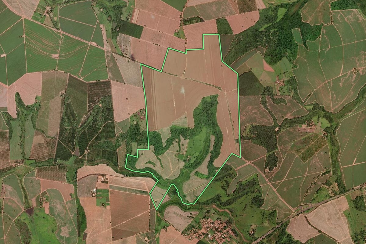 Imagem de satélite do imóvel rural em Barretos (SP), com o contorno declarado no CAR desenhado por cima.