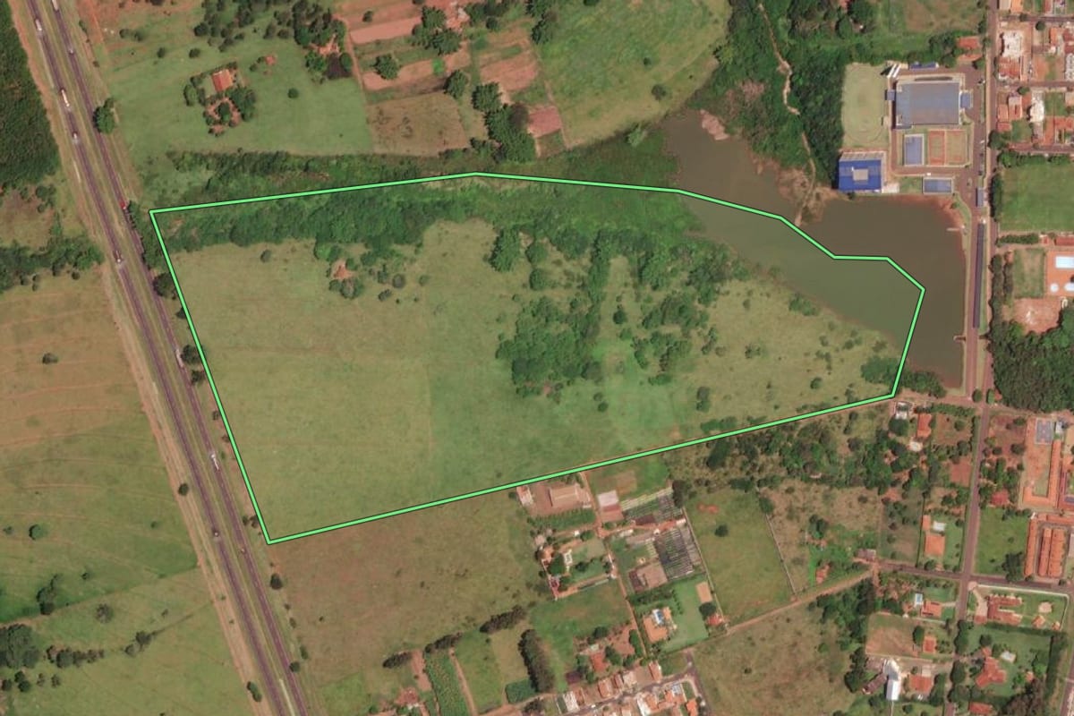 Imagem de satélite do imóvel rural em Barretos (SP), com o contorno declarado no CAR desenhado por cima.