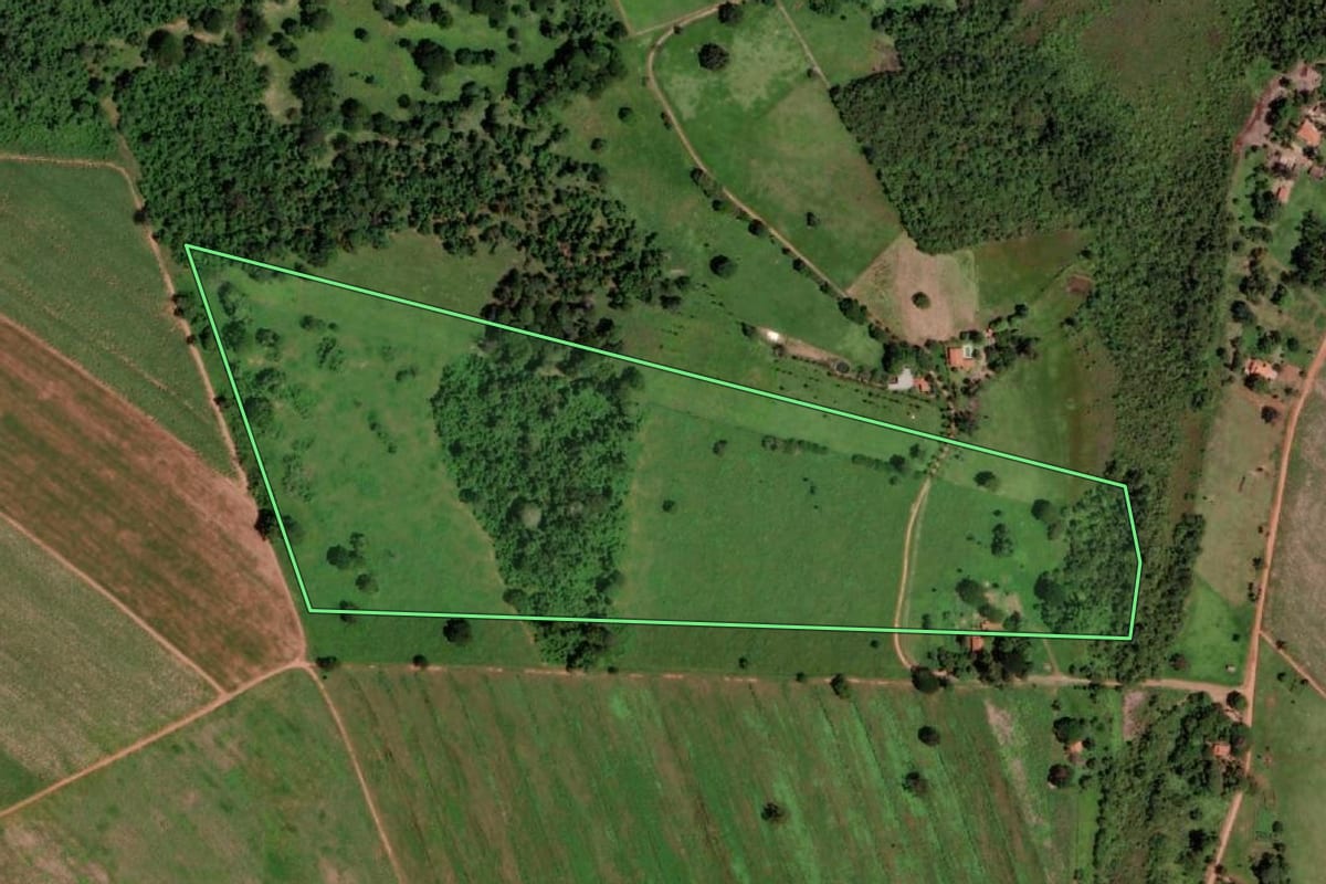 Imagem de satélite do imóvel rural em Barretos (SP), com o contorno declarado no CAR desenhado por cima.