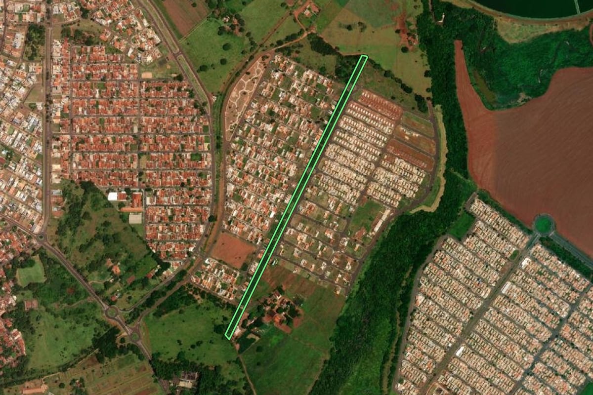 Imagem de satélite do imóvel rural em Barretos (SP), com o contorno declarado no CAR desenhado por cima.