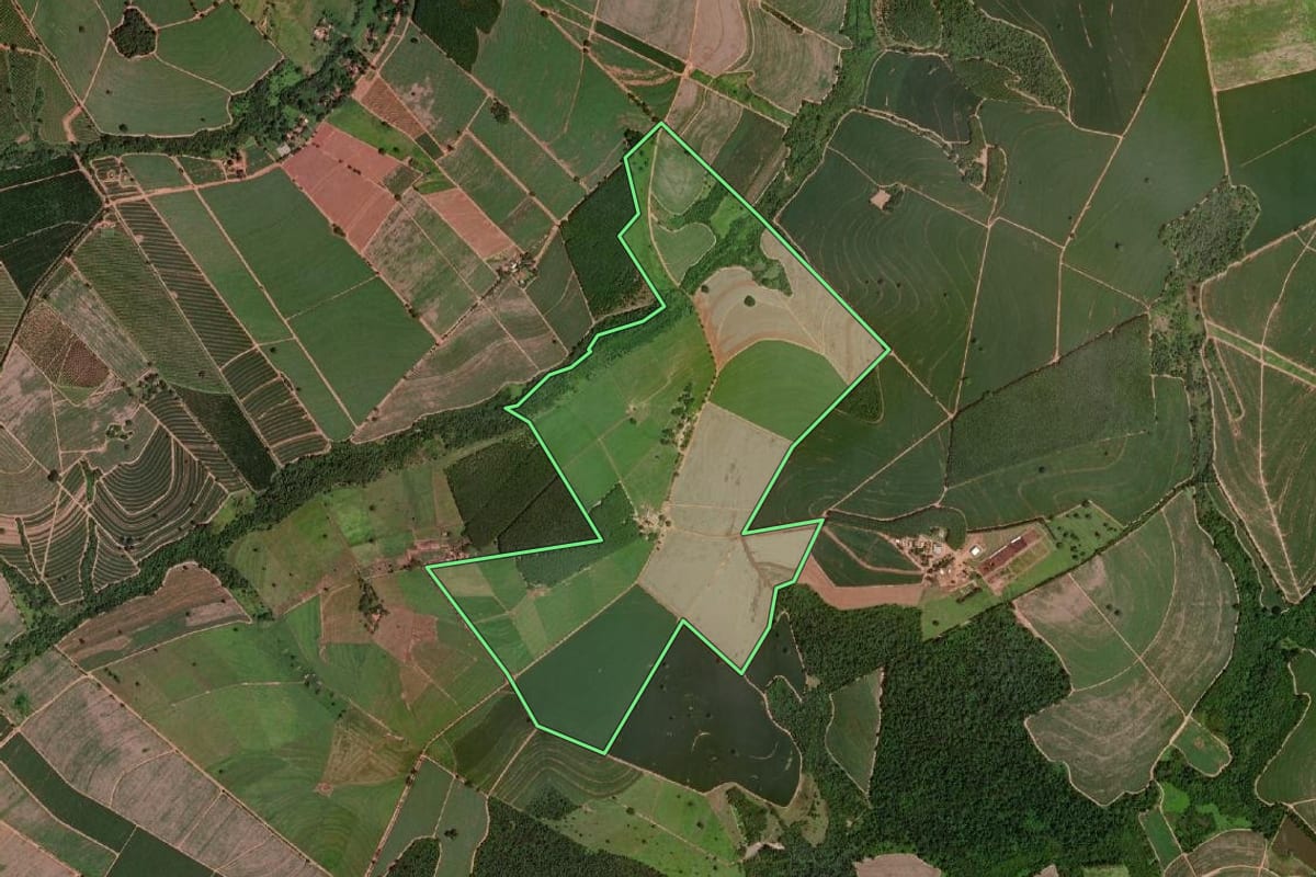 Imagem de satélite do imóvel rural em Barretos (SP), com o contorno declarado no CAR desenhado por cima.