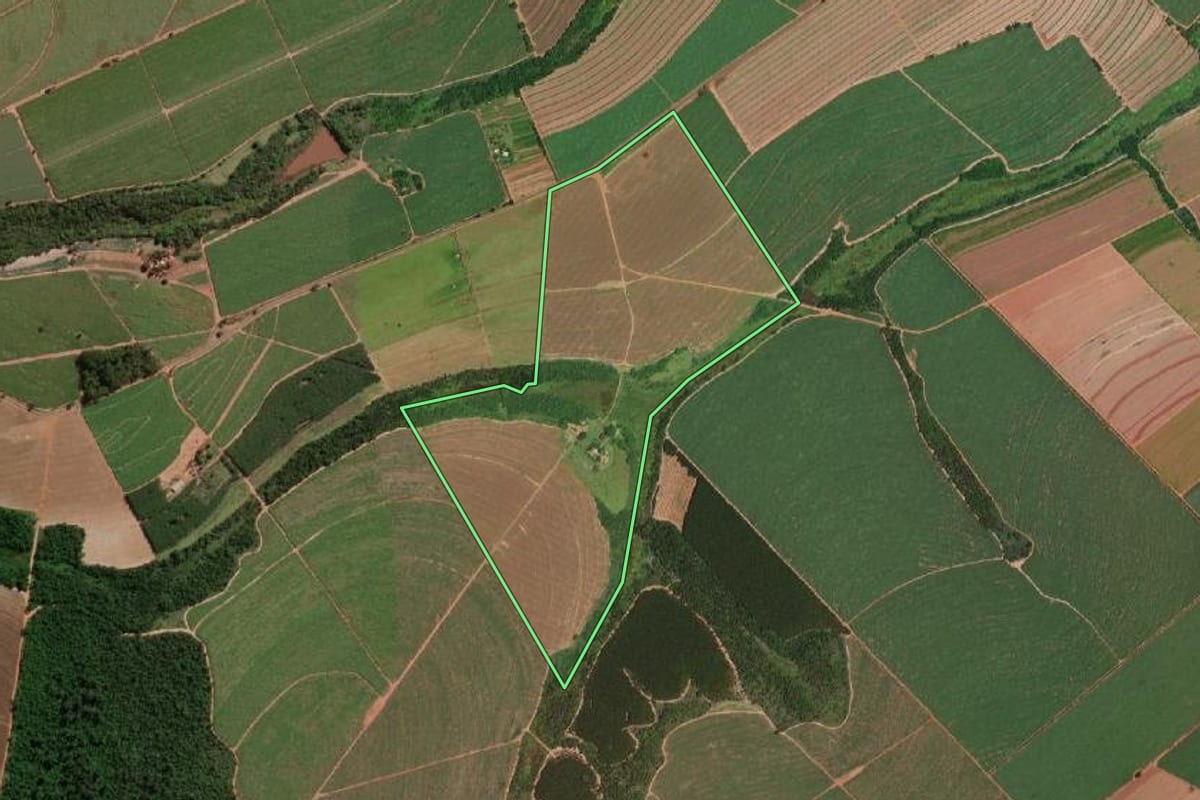 Imagem de satélite do imóvel rural em Barretos (SP), com o contorno declarado no CAR desenhado por cima.
