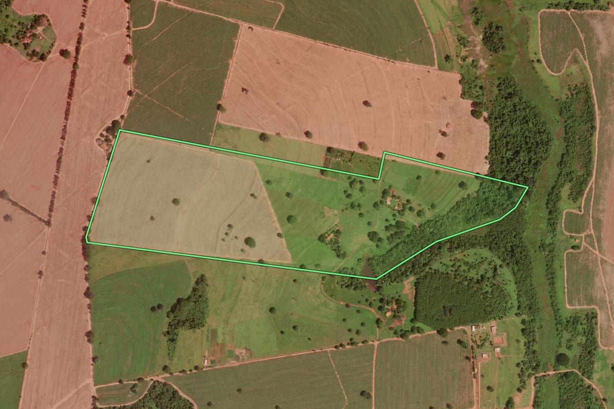 Imagem de satélite do imóvel rural em Barretos (SP), com o contorno declarado no CAR desenhado por cima.