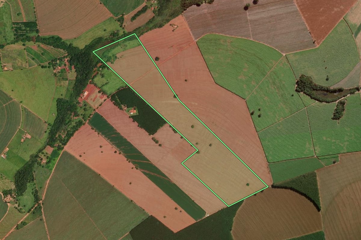 Imagem de satélite do imóvel rural em Barretos (SP), com o contorno declarado no CAR desenhado por cima.