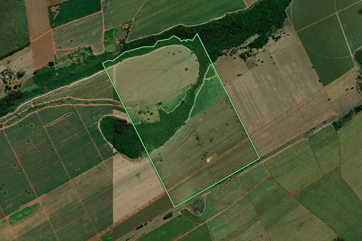 Imagem de satélite do imóvel rural em Barretos (SP), com o contorno declarado no CAR desenhado por cima.