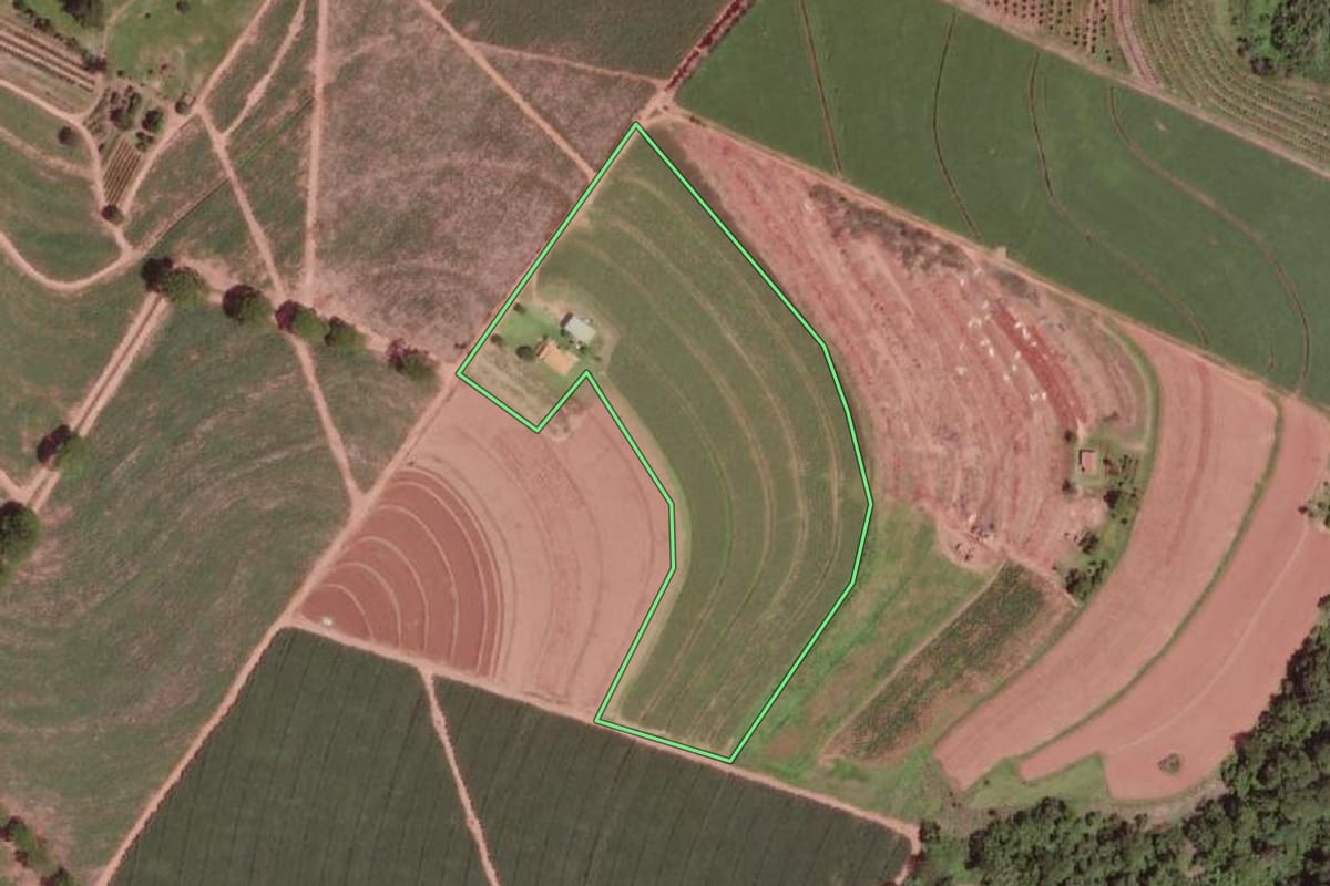 Imagem de satélite do imóvel rural em Barretos (SP), com o contorno declarado no CAR desenhado por cima.