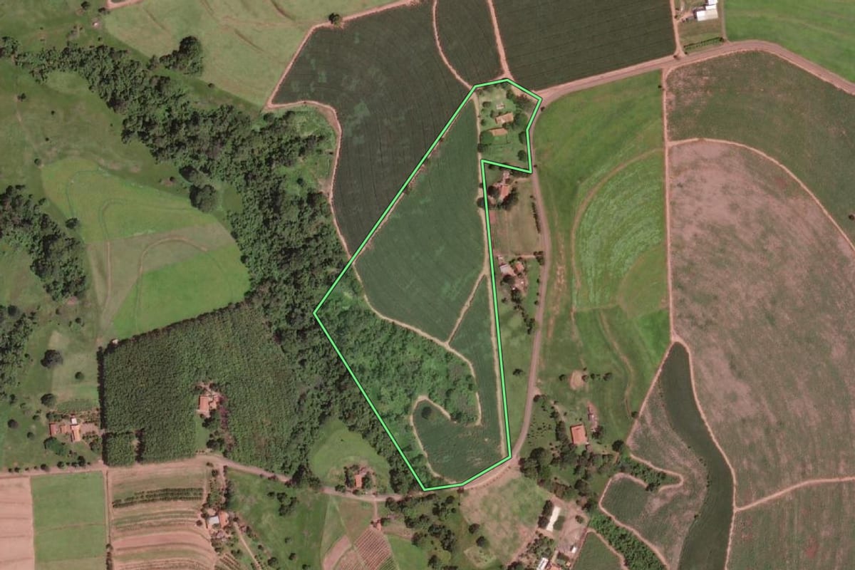 Imagem de satélite do imóvel rural em Barretos (SP), com o contorno declarado no CAR desenhado por cima.