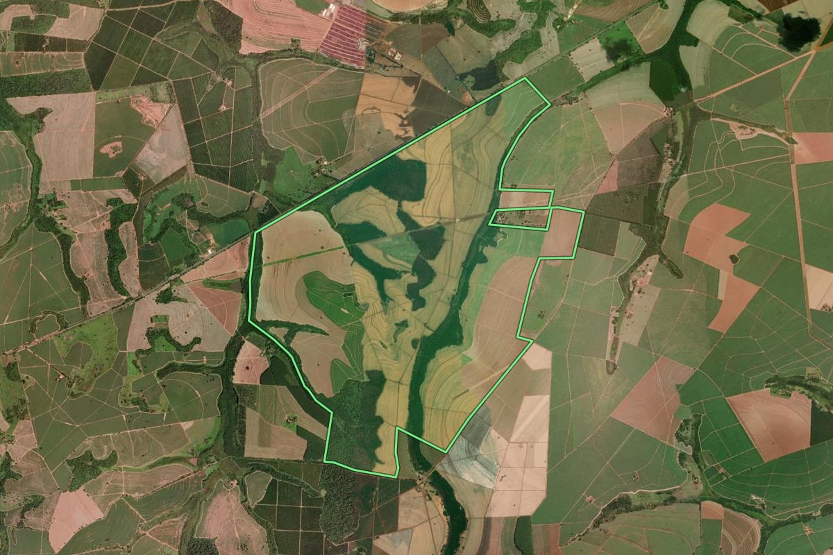 Imagem de satélite do imóvel rural em Barretos (SP), com o contorno declarado no CAR desenhado por cima.