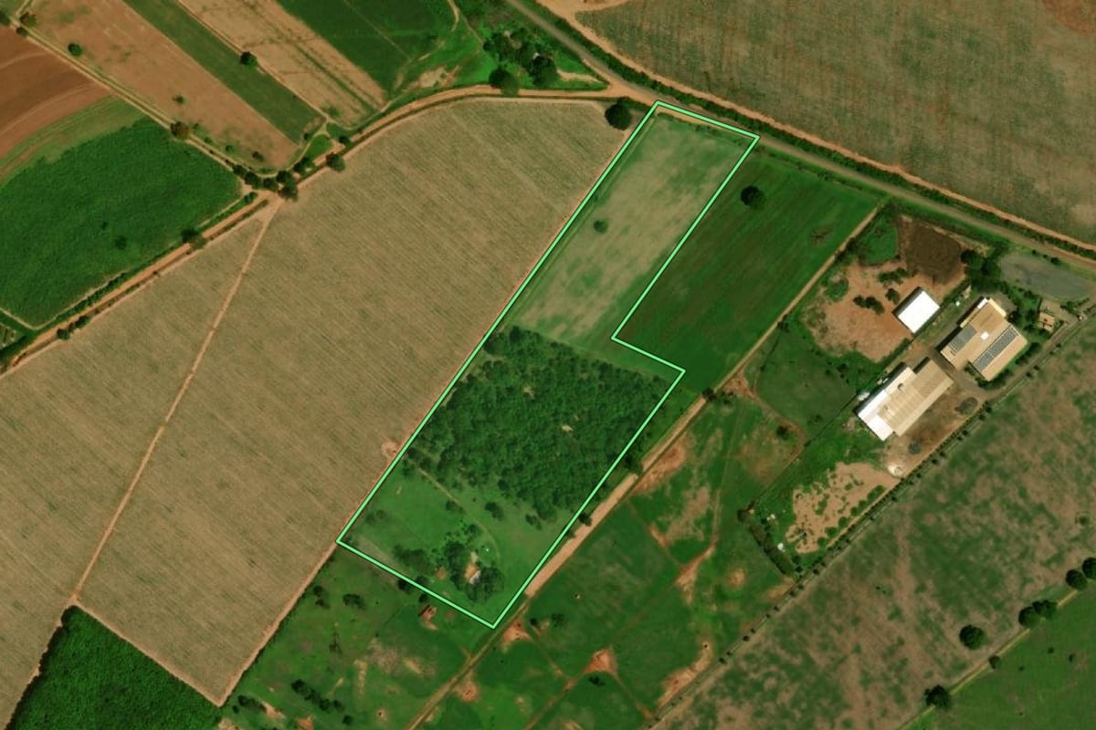 Imagem de satélite do imóvel rural em Barretos (SP), com o contorno declarado no CAR desenhado por cima.