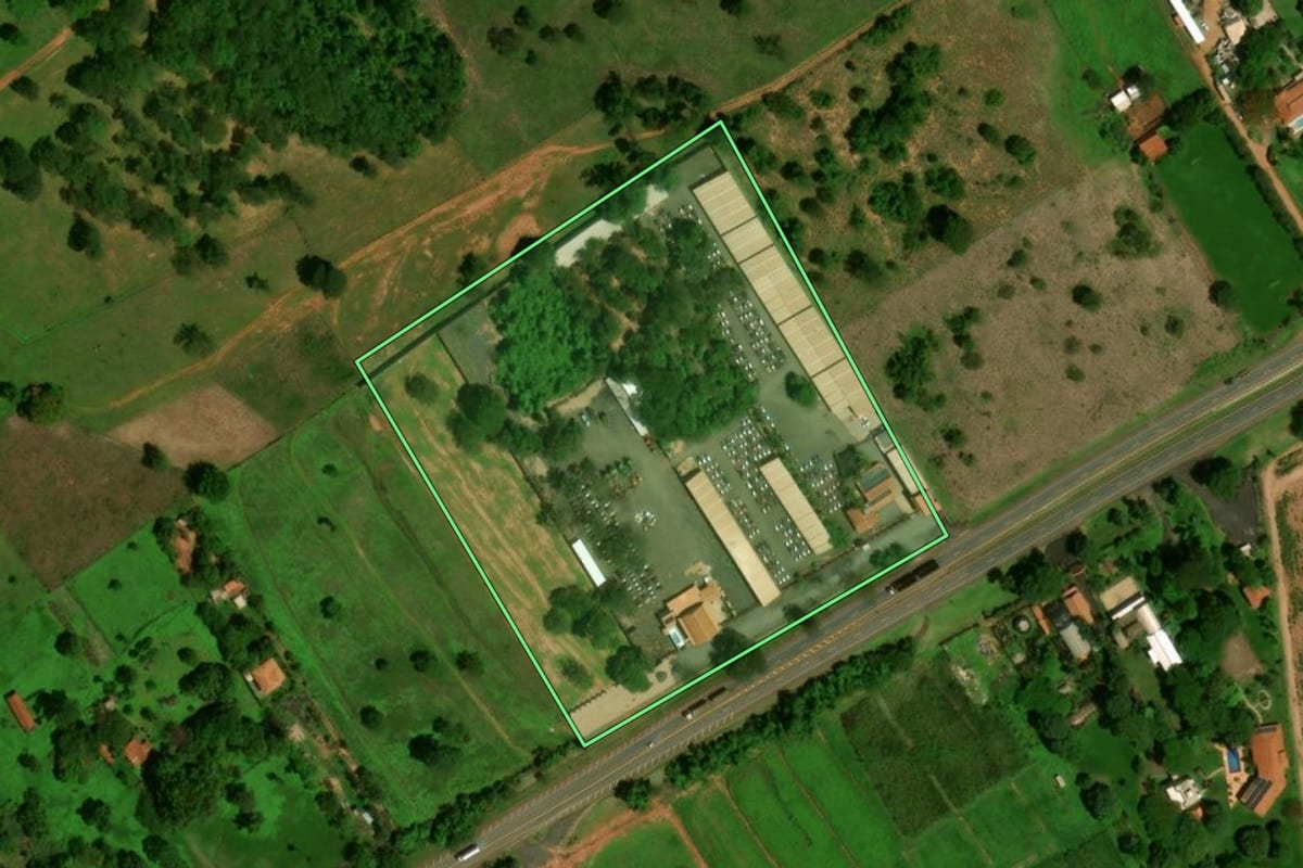 Imagem de satélite do imóvel rural em Barretos (SP), com o contorno declarado no CAR desenhado por cima.