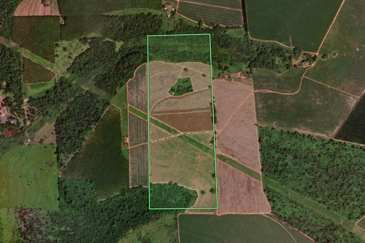 Imagem de satélite do imóvel rural em Barretos (SP), com o contorno declarado no CAR desenhado por cima.